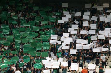 Πλήθος κόσμου στο ΟΑΚΑ παρά τις δυσμενείς καιρικές συνθήκες - Το εντυπωσιακό κορεό των φίλων του Παναθηναϊκού (pics)