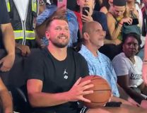 Απίστευτος Ντόντσιτς: Ευστόχησε και από τα court seats (vid)