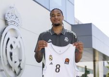 Ρεάλ Μαδρίτης: Ανακοίνωσε την απόκτηση του Τσούμα Οκέκε