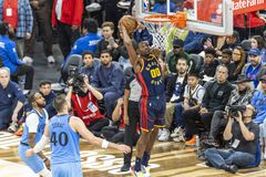 Συνεχίζει να μην αποδέχεται τις προτάσεις των Ουόριορς ο Κουμίνγκα