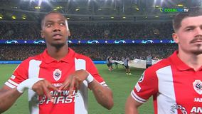 Πολύ όμορφη ενέργεια από τον Μπαλικουισά: Σχημάτισε ένα «Μ» πριν την έναρξη του ΑΕΚ - Αντβέρπ