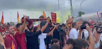 Καταστροφές και ζημιές σε αυτοκίνητα από οπαδούς της Ρόμα κατά την άφιξη του Λουκάκου (vid)