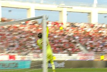 Η φοβερή απόκρουση του Τζολάκη στο υπέροχο σουτ του Τζόκα