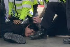 Σοκ στην Αγγλία: Συνελήφθη ένοπλος κοντά στο γήπεδο της Τσέλσι