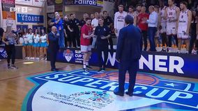 Ο Παπανικολάου άφησε τον Μπαρτζώκα να σηκώσει το τρόπαιο