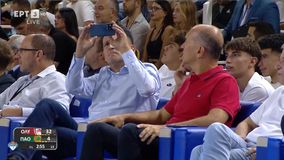 Σε έκσταση ο Παναγιώτης Αγγελόπουλος: Μπήκε στο παρκέ κι αγκάλιασε τον Λαρεντζάκη μετά από τρίποντο για το 32-4