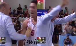 Σε έκσταση ο Παναγιώτης Αγγελόπουλος: Μπήκε στο παρκέ κι αγκάλιασε τον Λαρεντζάκη μετά από τρίποντο για το 32-4 (vid)