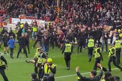 Οι οπαδοί της Μάδεργουελ μπήκαν μέσα στο γήπεδο για να πανηγυρίσουν την ισοφάριση στο 95' και έχασαν στο 97' (vid)