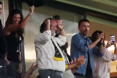 Έτσι γλέντησε ο Ηλιόπουλος στη σουίτα του μετά τη νίκη της ΑΕΚ στο ντέρμπι (vid)