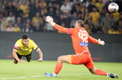 Ο Πινέδα με τρομερή κεφαλιά σε σέντρα του Μάνταλου άνοιξε το σκορ για την ΑΕΚ κόντρα στον ΠΑΟΚ