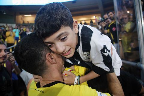 Η πιο δυνατή εικόνα της χρονιάς: Ο Μάνταλος αγκαλιά με τον Γιάννη τον μικρό φίλο του ΠΑΟΚ (vid+gallery)