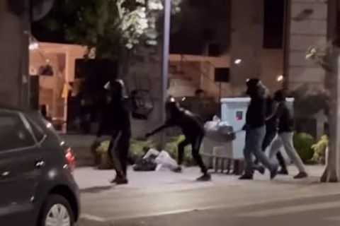 Δικηγόρος οπαδού του ΠΑΟΚ: «Πώς γίνεται 12 άτομα να κυκλοφορούν στο κέντρο με τσεκούρια;»
