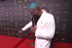 Με γαλάζιο μαλλί στην τελετή απονομής της Χρυσής Μπάλας ο Τζιμπρίλ Σισέ (vid)