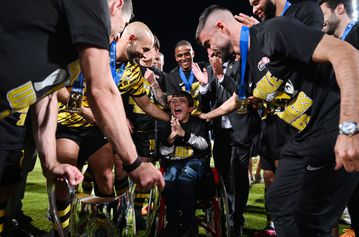 Ο Γιάννης με την φανέλα του ΠΑΟΚ στη Νέα Φιλαδέλφεια, αποθεώθηκε από τους οπαδούς της ΑΕΚ