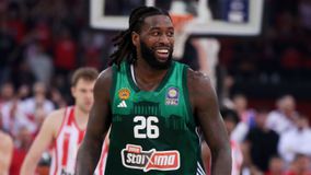 Η αντίδραση του Λεσόρ όταν οπαδός του ζήτησε να υπογράψει φανέλα του Ολυμπιακού (vid)