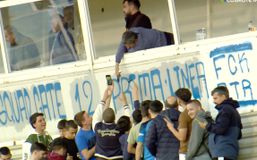 Απίθανος Λουτσέσκου! Έβγαζε selfie με φιλάθλους από τα μπουθ στο Αιγάλεω