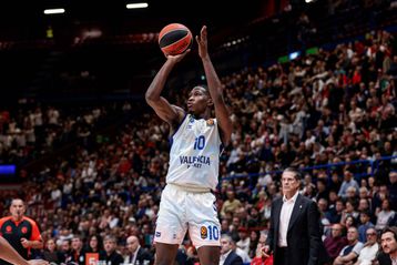 Νίκη στο φινάλε για τη Βαλένθια κόντρα στην Dubai BC με... clutch Μουρ