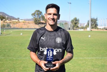 Έκπληξη και τιμητικό δώρο στον Χουάν Νέιρα από τους συμπαίκτες του στον ΟΦΗ (vid)