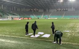 Απίθανες εικόνες στο Ολίμπια Λιουμπλιάνας-Λιλ: Άνθρωποι του γηπέδου προσπαθούν με πετσέτες να μαζέψουν το συσσωρευμένο νερό! (vid)