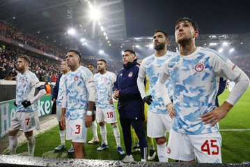 «Έβραζε» ο κόσμος του Ολυμπιακού στη Γερμανία - Τους επισκέφθηκε μερίδα παικτών μετά το ματς (gallery)