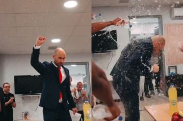 Η υψωμένη γροθιά του Σπανούλη μετά τη νίκη στο ΟΑΚΑ και το μπουγέλο στα αποδυτήρια