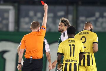 Με δέκα ο Παναθηναϊκός μετά την αποβολή του Τουμπά με 2η κίτρινη