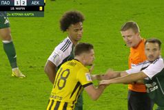 Με δέκα και η ΑΕΚ: Ο Μάριν μπήκε αλλαγή και είδε δύο κίτρινες