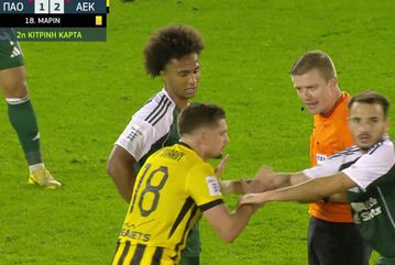 Με δέκα και η ΑΕΚ: Ο Μάριν μπήκε αλλαγή και είδε δύο κίτρινες