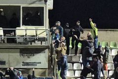 Χαμός στο Λεβαδειακός - ΠΑΟΚ: Οπαδοί των γηπεδούχων επιτέθηκαν στους ανθρώπους του Δικεφάλου (vid)