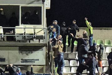 Χαμός στο Λεβαδειακός - ΠΑΟΚ: Οπαδοί των γηπεδούχων επιτέθηκαν στους ανθρώπους του Δικεφάλου (vid)