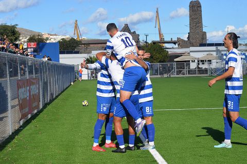 To συλλεκτικό κασκόλ της Ελλάς Σύρου για το ματς με τον Ολυμπιακό