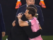 Ο Αλκαράθ απένειμε το τρόπαιο της Ανατολικής Περιφέρειας στον Μέσι