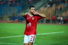 Σοκαριστικό περιστατικό στο Champions League Αφρικής: Πέταξαν μαχαίρι στον Τρεζεγκέ (vid)