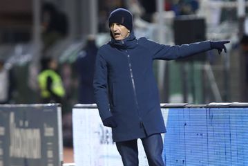 «Καρφιά» Λουτσέσκου για τη διαιτησία: «Πως γίνεται να είναι κόκκινη του Μεϊτέ κι όχι το μαρκάρισμα του Σιώπη στον Κωνσταντέλια»