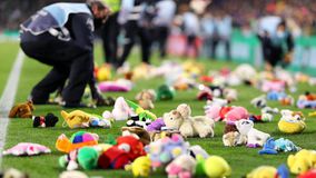 Οι οπαδοί της Μπέτις πέταξαν χιλιάδες παιχνίδια στον αγωνιστικό χώρο (vids)