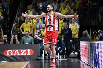 Το πρώτο ημίχρονο του Ολυμπιακού δικαιολογεί τις 8 ήττες, το δεύτερο δείχνει τον δρόμο για το 2024