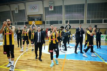 Πανηγύρισε μαζί με τον κόσμο της η ΑΕΚ στο Λαύριο (vid)