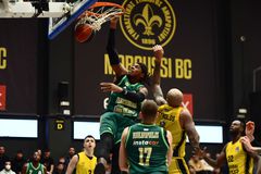 Εντυπωσιακό κάρφωμα από τον Χολμς πάνω στον Ρέινολντς (vid)