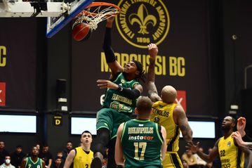 Εντυπωσιακό κάρφωμα από τον Χολμς πάνω στον Ρέινολντς (vid)