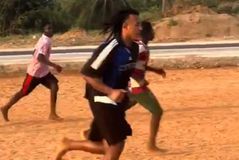 Ο Ζιλ Κουντέ έπαιξε ξυπόλυτος ποδόσφαιρο με παιδιά στο Μπενίν (vid)