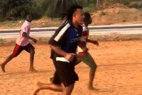 Ο Ζιλ Κουντέ έπαιξε ξυπόλυτος ποδόσφαιρο με παιδιά στο Μπενίν (vid)