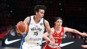 Η Άρτεμις Σπανού «προβάρει» τα πράσινα