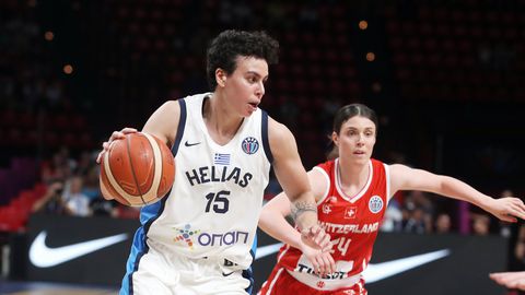 Η Άρτεμις Σπανού «προβάρει» τα πράσινα