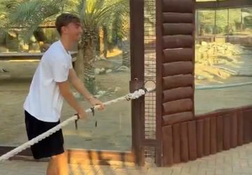 Έγινε viral ο Ντιν Χούισεν: Η «αναμέτρησή» του με ένα λιοντάρι στο Ντουμπάι