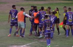 Επεισόδια στην Αργεντινή: Ατρόμητη η βοηθός, χρησιμοποίησε το σημαιάκι της για να απομακρύνει τους παίκτες (vid)