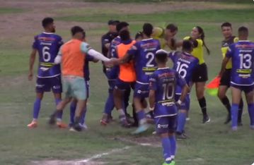 Επεισόδια στην Αργεντινή: Ατρόμητη η βοηθός, χρησιμοποίησε το σημαιάκι της για να απομακρύνει τους παίκτες (vid)