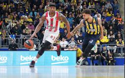 Η επίθεση και το «f@@@ you» του Ουίλμπεκιν στους διαιτητές, μετά την αποβολή του με δύο τεχνικές ποινές (vid)