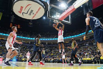 Φενέρμπαχτσε - Ολυμπιακός: Οι Τούρκοι οπαδοί μπλόκαραν τον δρόμο των διαιτητών προς τα αποδυτήρια! (vid)