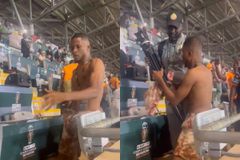 Έπος: Δημοσιογράφος «τρελάθηκε» μετά την πρόκριση της Ακτής Ελεφαντοστού και έβγαλε την μπλούζα του (vid)