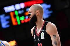 Γιατί ο Φουρνιέ αγωνίζεται με αυτοκόλλητο στη μύτη κόντρα στο Περιστέρι